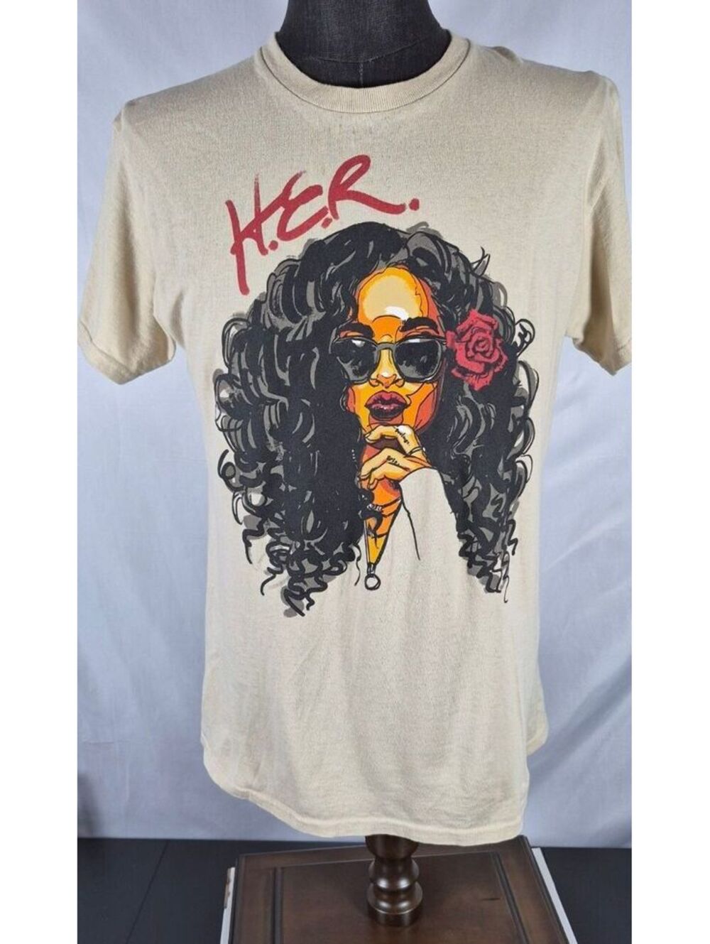 H.E.R. Graphic T Shirt Mens Medium Singer Music Merch Portrait Rose Cream Tee